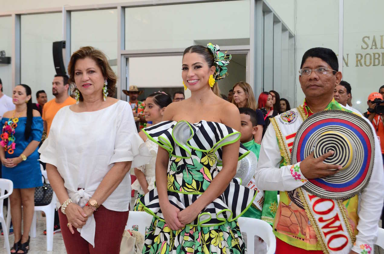 Carla Celia, Isabella Chams y Alcides Romero.