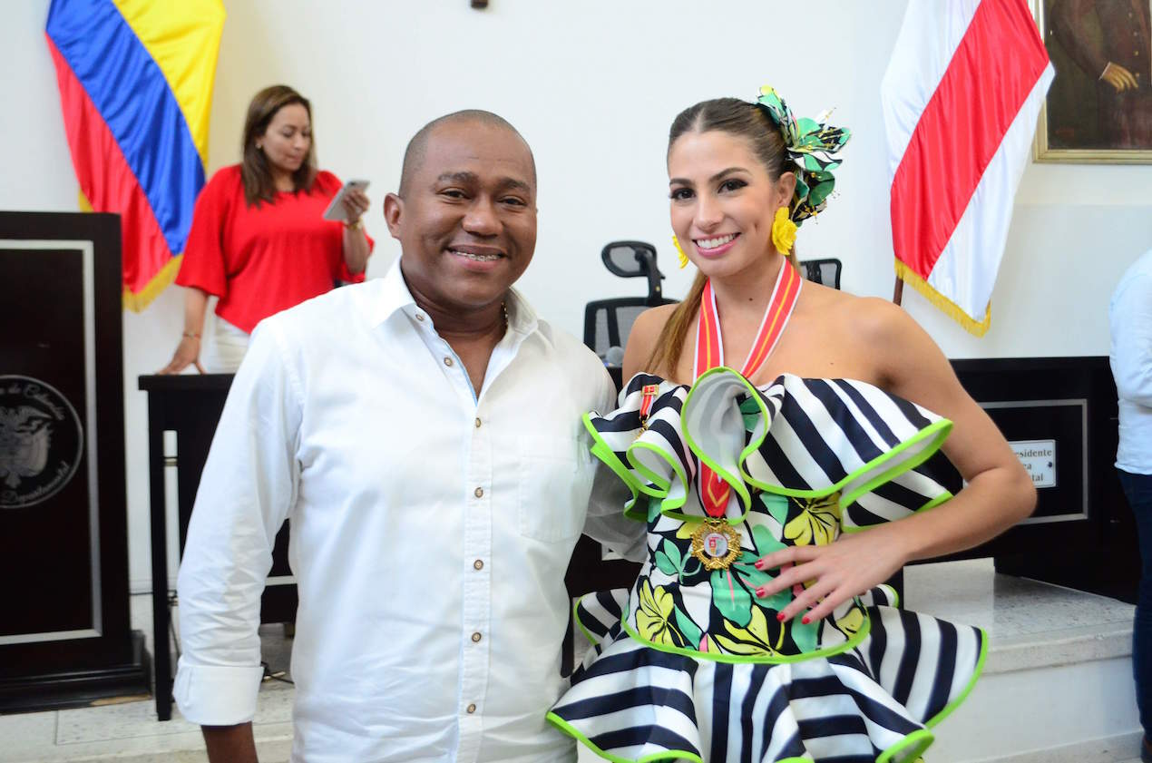 El Presidente de la Asamblea, Gersel Pérez, y la Reina del Carnaval, Isabella Chams.