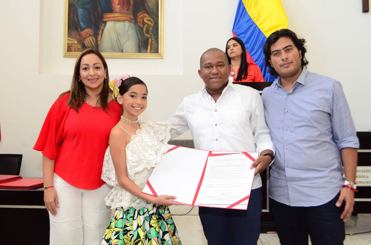 Miranda Torres, reina infantil del Carnaval de Barranquilla con la mesa directiva de la Asamblea.