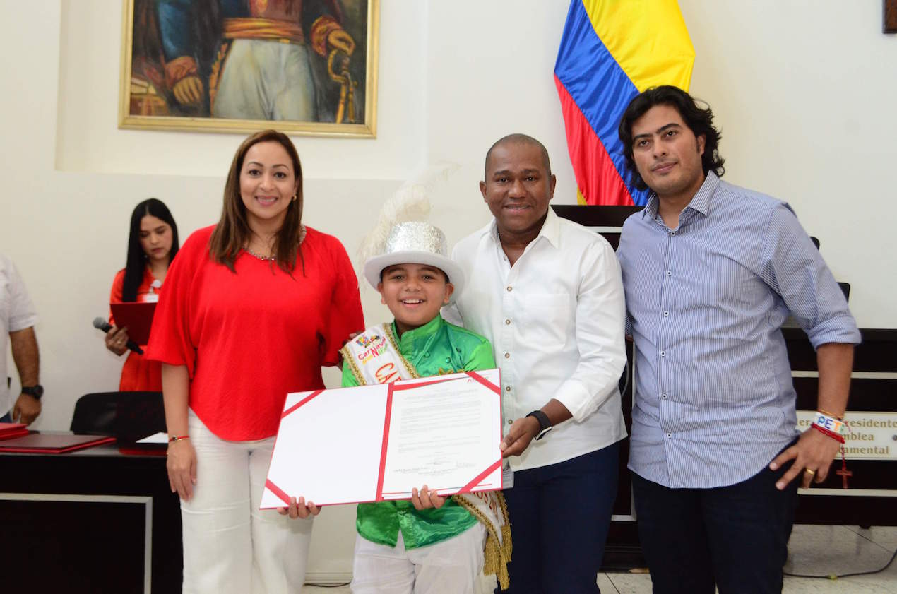 Isaac Rodríguez, rey infantil, con los diputados Gersel Pérez, presidente; y los vicepresidenes Karina Llanos y Nicolás Petro.