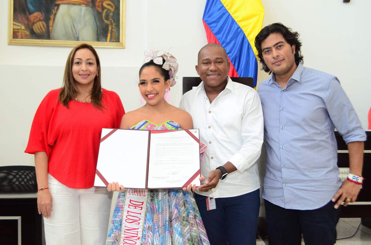 La mesa directiva de la Asamblea exaltaron a la reina infantil de la 44, Mariana Gil.
