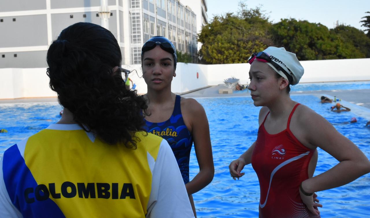 Melissa entrega instrucciones a Daniella e Isabela. 