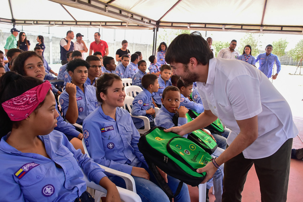 El Alcalde Jaime Pumarejo entregando kits.