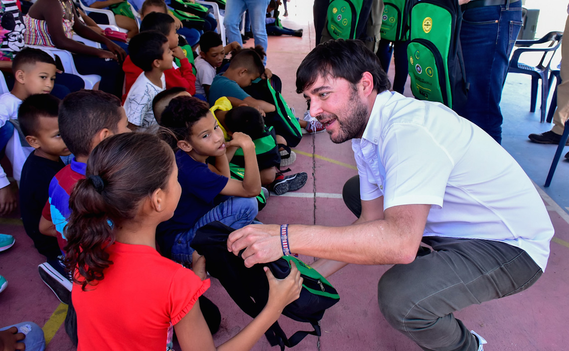 El Alcalde Jaime Pumarejo dialogando con los estudiantes.