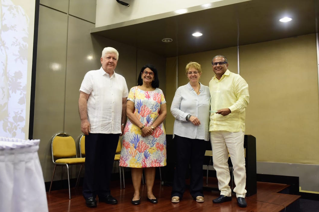 Reconocimiento a Oscar Montes.
