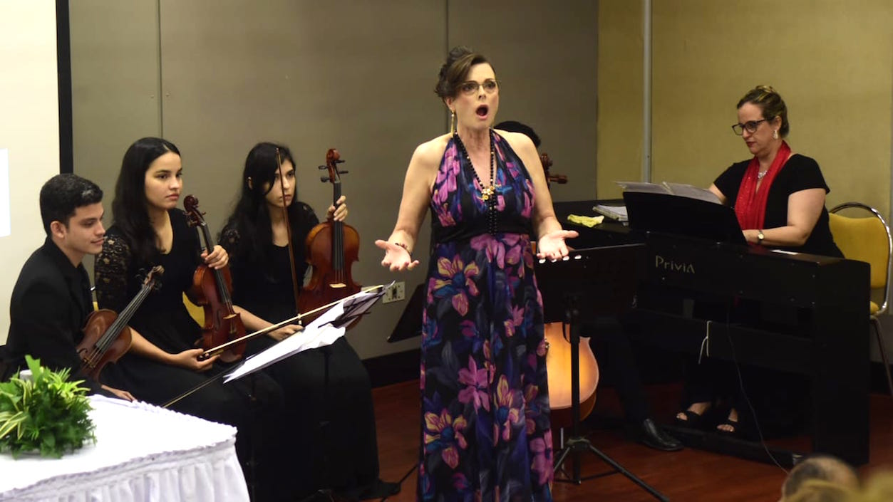 La mezzosoprano estadounidense Patti Bonomo y la pianista cubana Yamira Rodríguez Núñez, cerrando la velada.