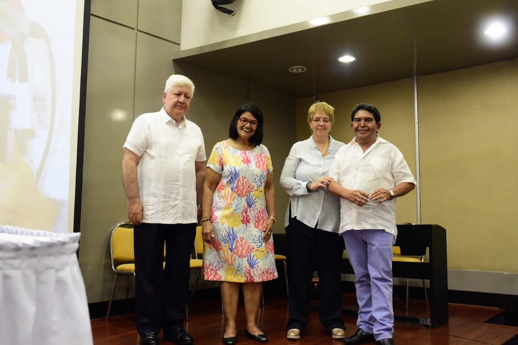 Reconocimiento a Víctor López Aroca.