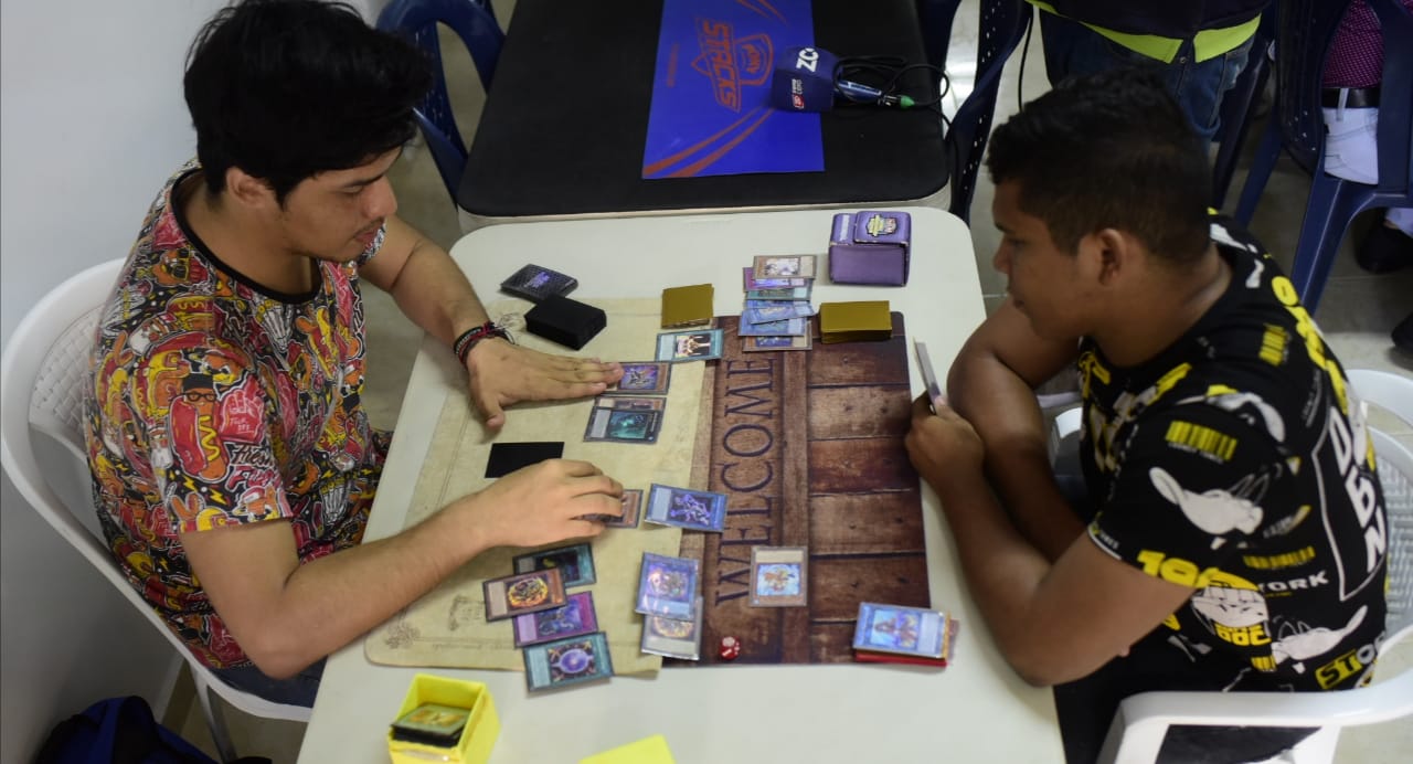 Jaime Jiménez y Herney Gaitán, dos de los duelistas más conocidos de la tienda. 