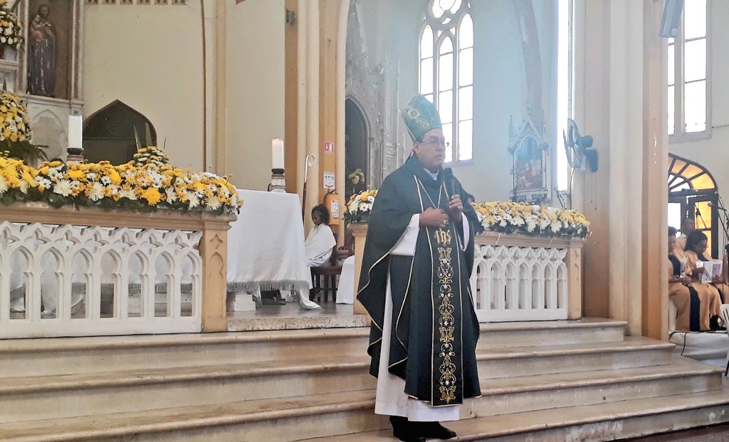 Monseñor Pablo Emiro Salas, dirigiéndose a los periodistas.