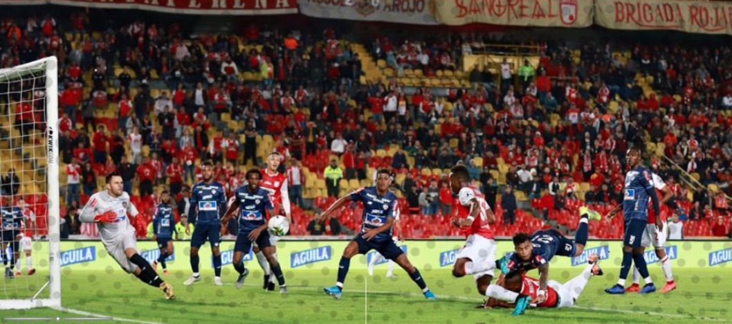 Acción del tiro penal que significó el segundo gol capitalino.