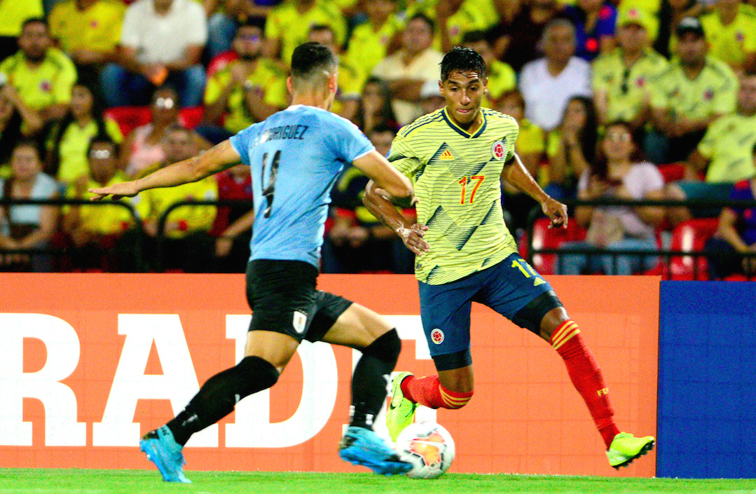 Gabriel Fuentes neutralizando la llegada de José Luis Rodríguez.