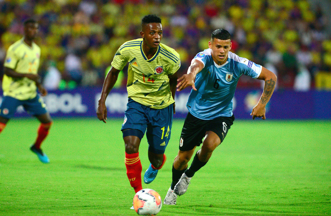 Anderson Arroyo luchando el balón con Maximiliano Araujo.