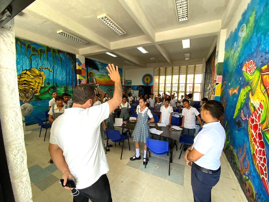 El Alcalde José Fernando Vargas dialogando con los estudiantes.