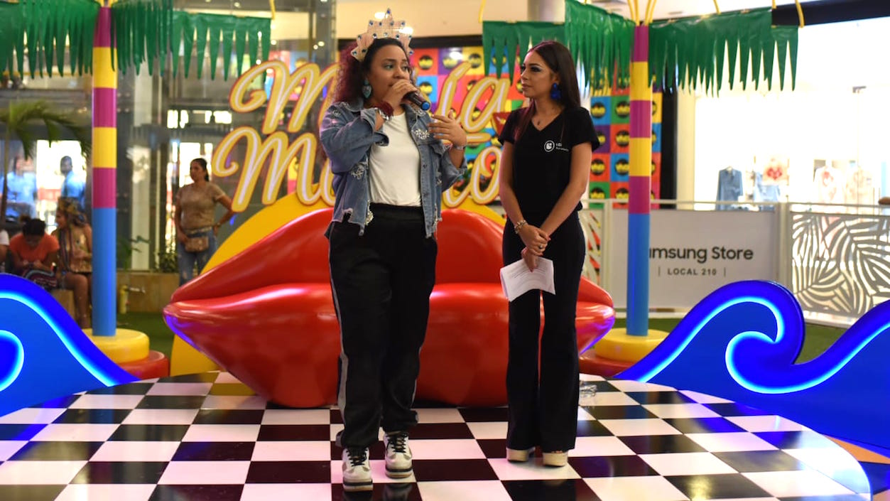 La diseñadora May Pájaro y su colega Laura Riquett.