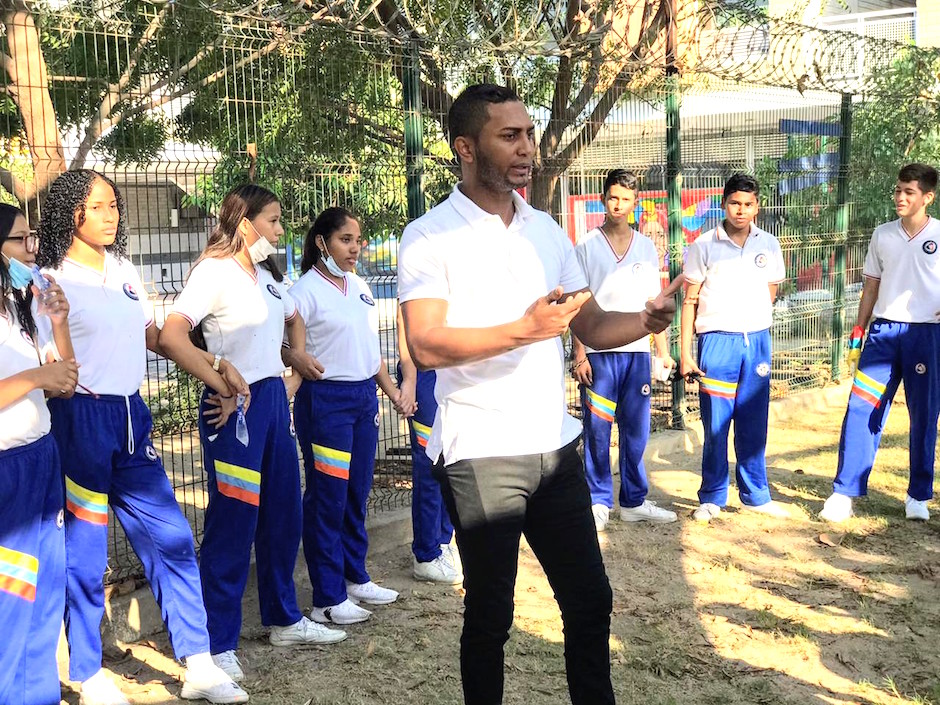 El líder comunitario Jorge Noguera charlando con los estudiantes.