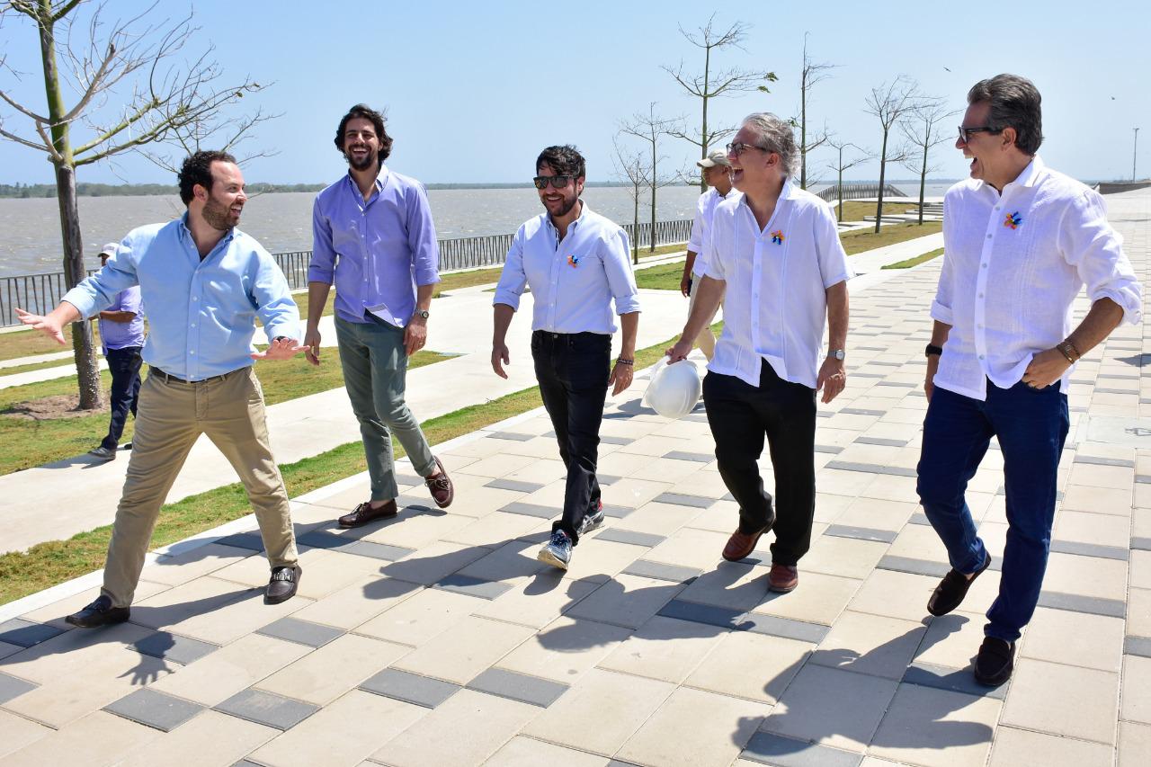 El Alcalde de Barranquilla, Jaime Pumarejo; ell Secretario del BID, Martín Bès (centro derecha) y Luiz Ros, Prosecretario del BID (derecha).