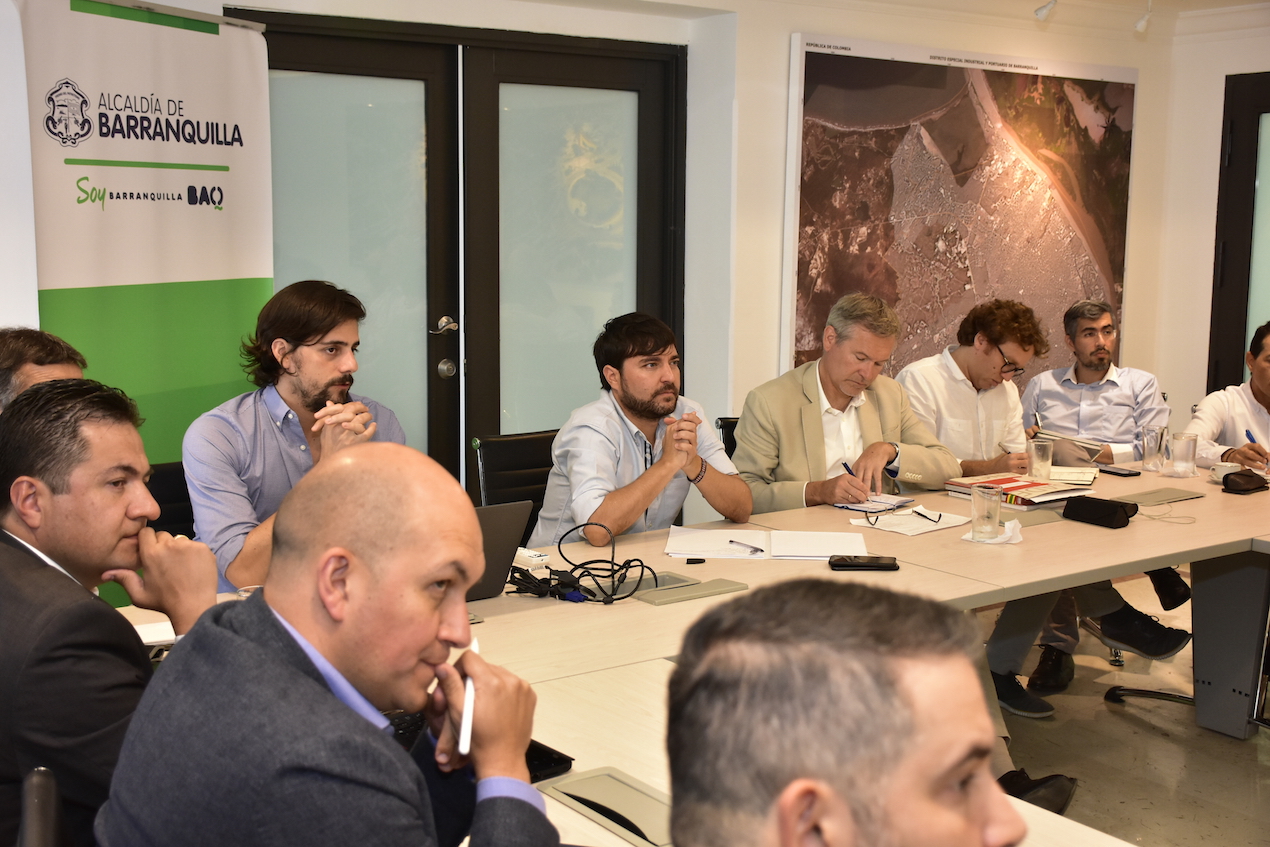 Prensa Alcaldía Reunión del Alcalde Pumarejo con el embajador de Francia, Gautier Mignot.