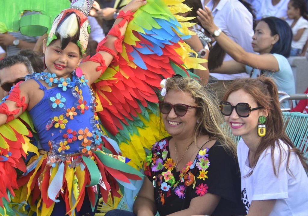 La primera dama del Distrito, Silvana Puello, acompañó esta actividad, donde más de 100 niños y jóvenes de las instituciones educativas participantes idearon, diseñaron y realizaron una propuesta de vestuario para representar el Carnaval y la biodiversidad, utilizando material reciclable.