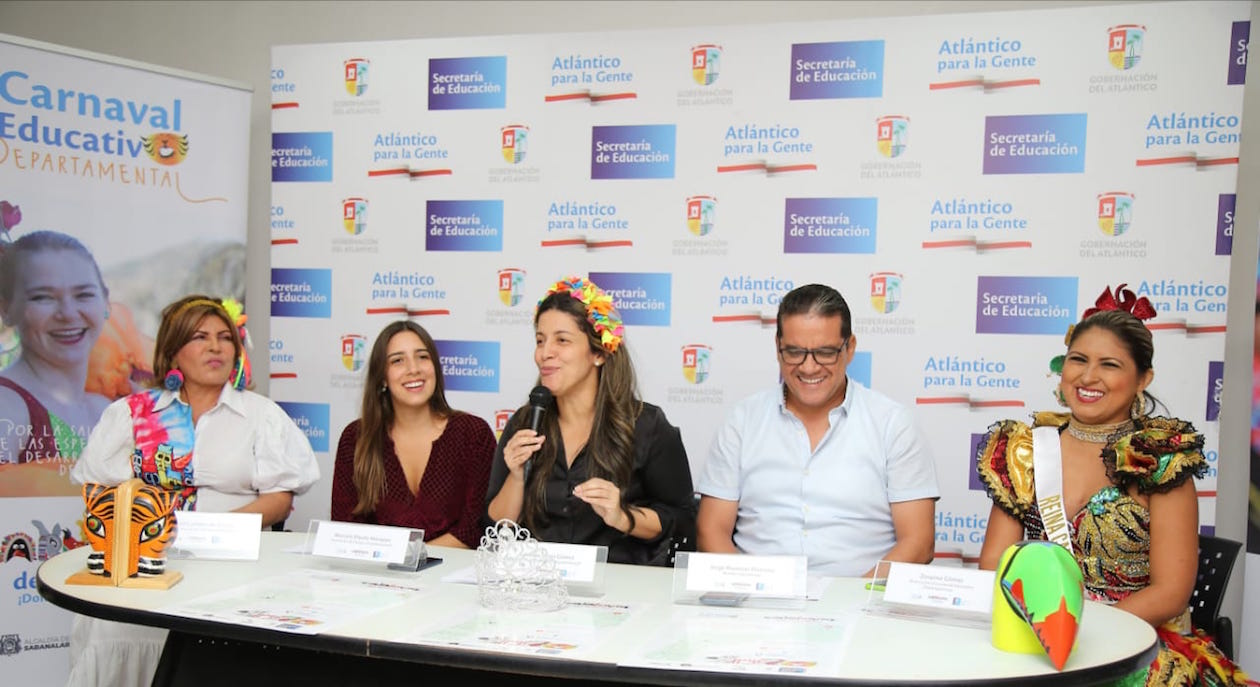 Los organizadores dando a conocer detalles del evento.