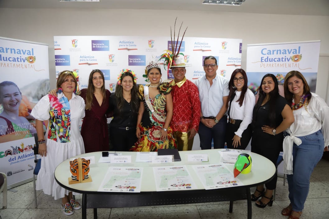 La Reina con la organización del Carnaval Educativo.