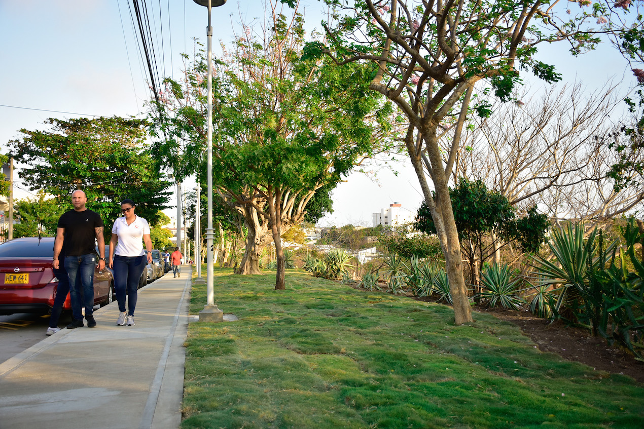 El parque cuenta con bancas de granito, incluyendo una para personas en condición de discapacidad.