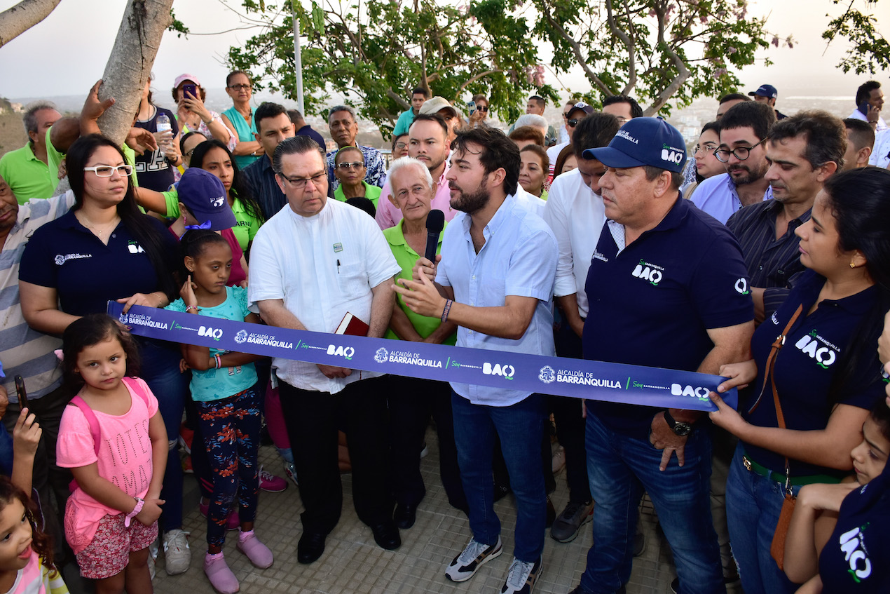 Los vecinos del renovado mirador y visitantes celebraron la recuperación de este espacio.