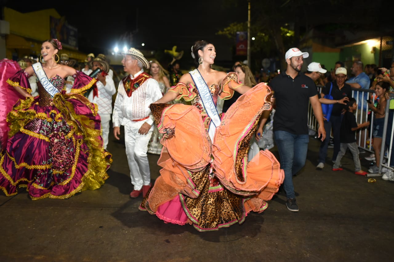 La Señorita Colombia María Fernanda Aristizábal (Izquierda).