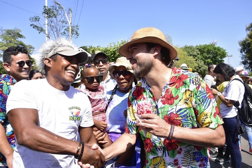 El Alcalde Jaime Pumarejo saludando a los habitantes del suroccidente.
