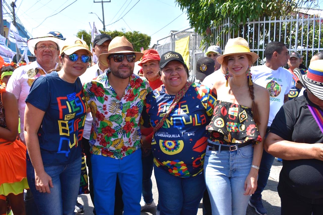 El Alcalde Jaime Pumarejo y la primera gestora, Silvana Puello, durante el recorrido.
