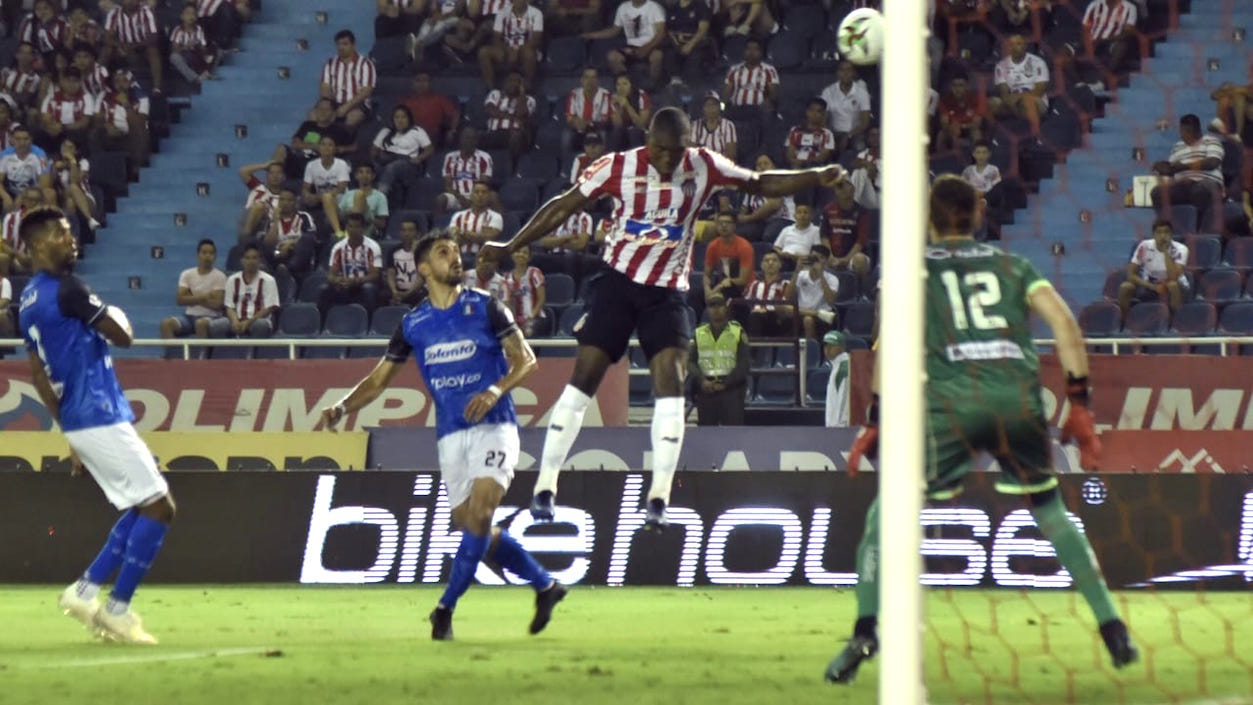 Germán Mera rematando de cabeza.