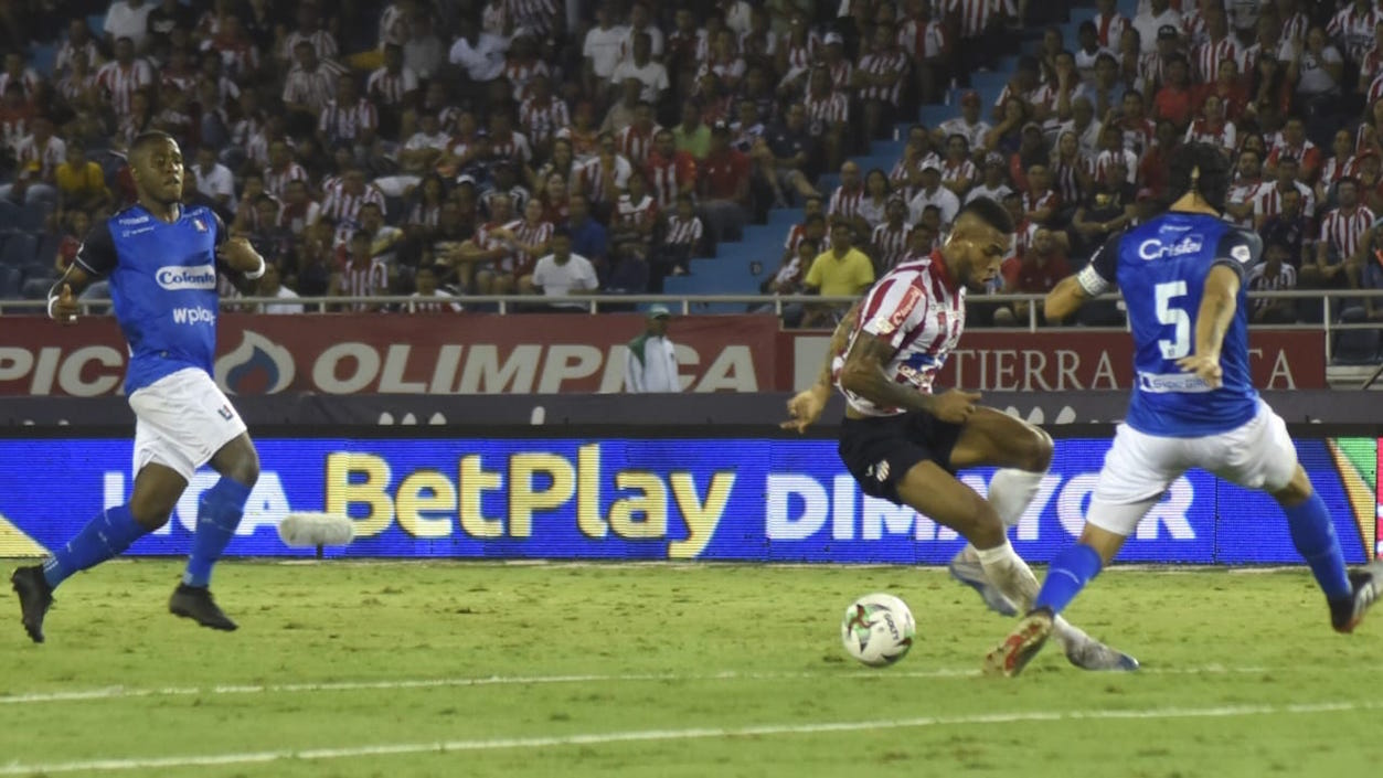 Freddy Hinestroza intentando eludir a Andrés Felipe Correa.