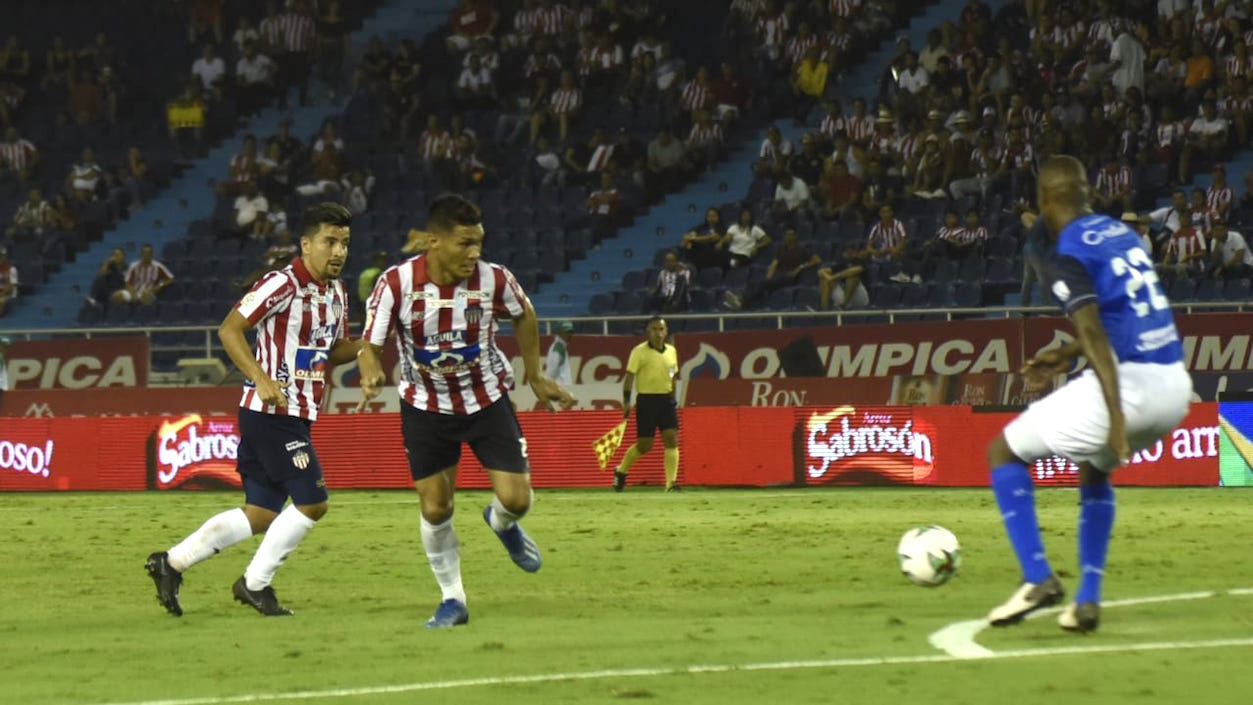 Elvis Mosquera controlando el balón ante el asedio de Teófilo Gutiérrez y Sherman Cárdenas.