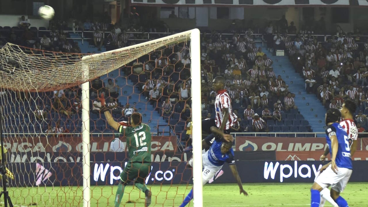 germán Mera con la más clara jugada de gol al final del partido.