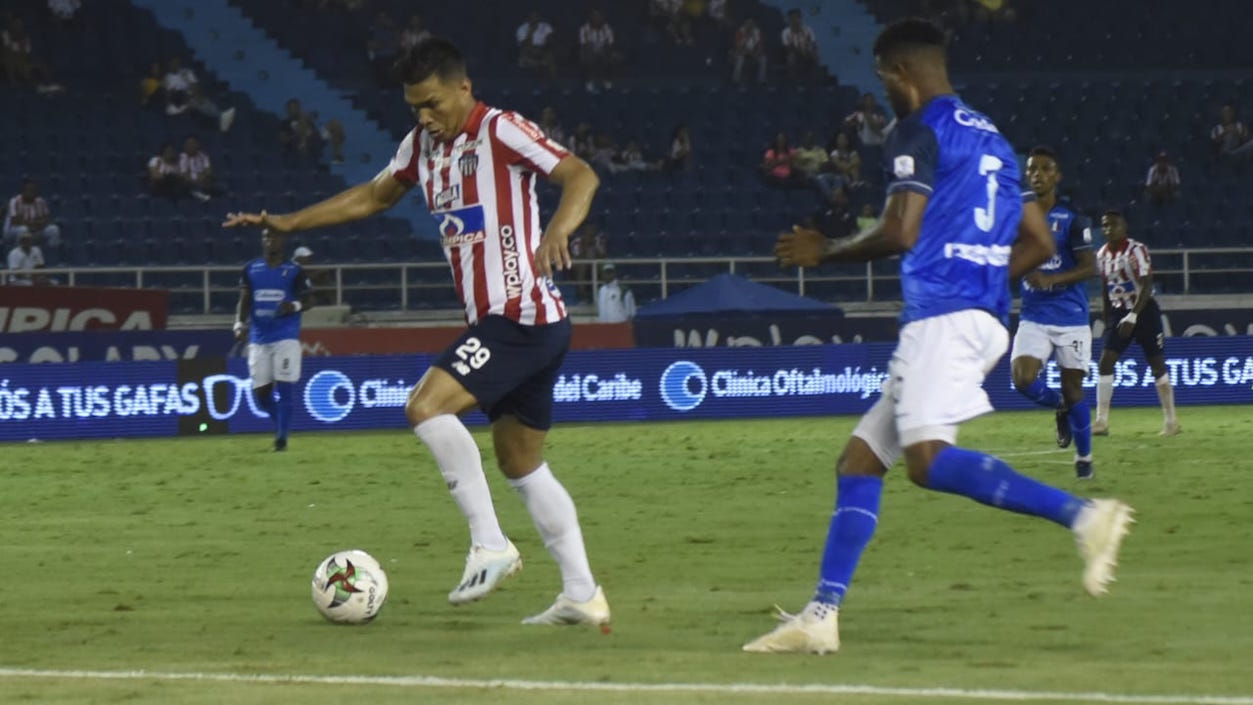 Teófilo Gutiérrez frente a José Junior Julio.