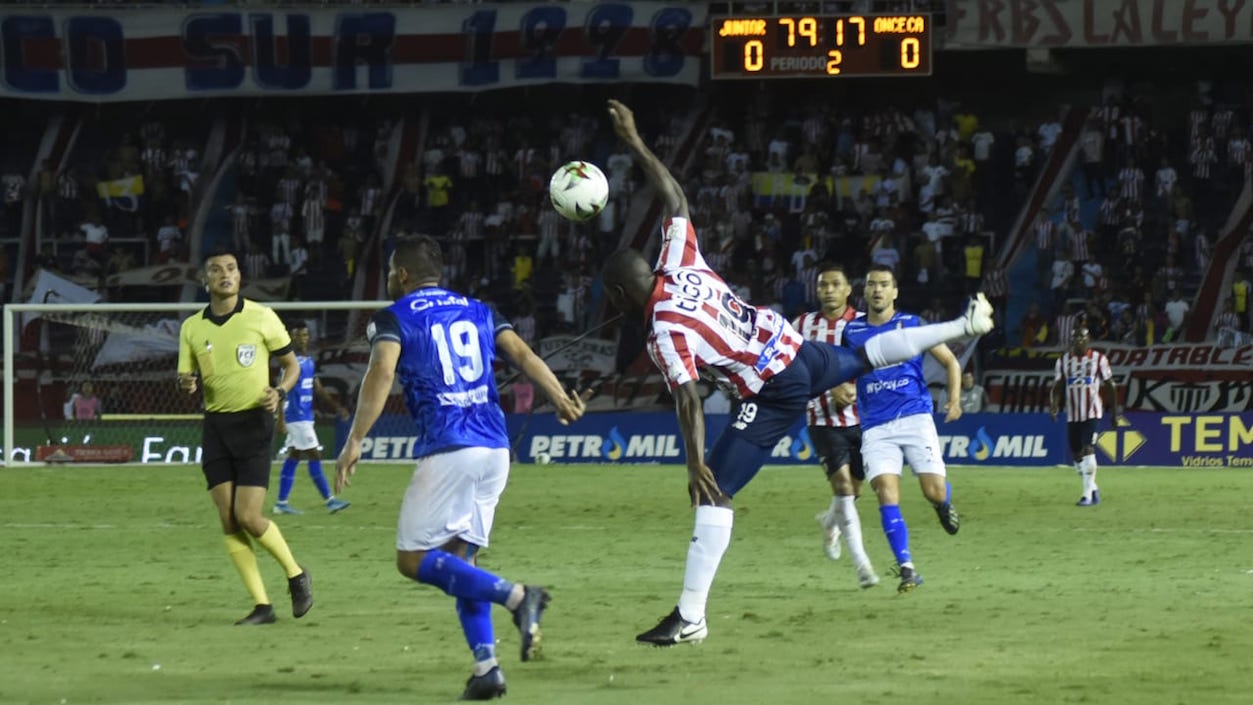 Carmelo Valencia en jugada ofensiva tras ingresar en el segundo tiempo.