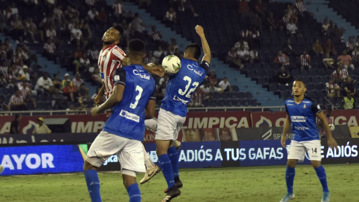 Miguel Ángel Borja cabeceando anten la marca de José Junior Julio y Sebastián Guzmán.