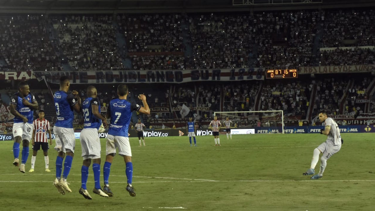 Sebastián Viera intentando de tiro libre al final del partido.