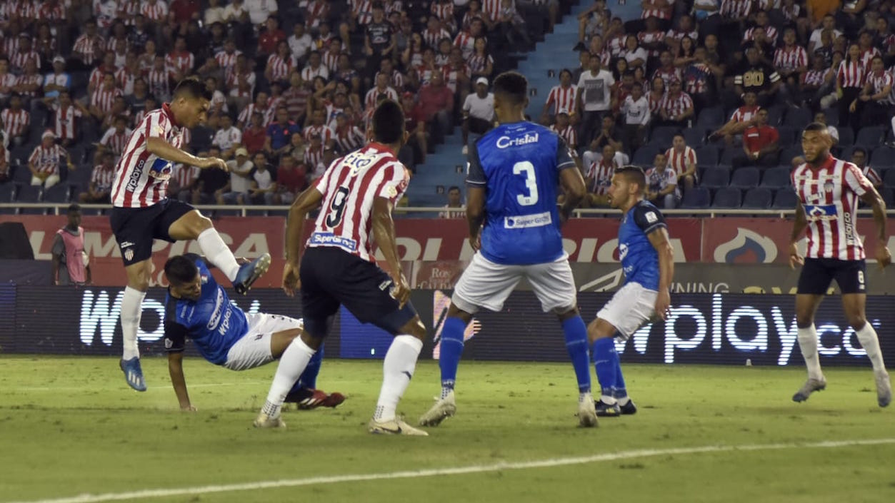 Teófilo Gutiérrez rematando al arco de Gerardo Ortiz.