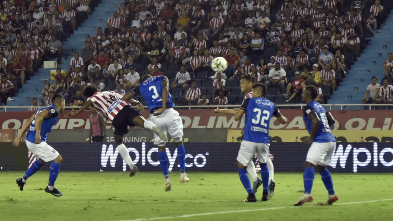 Didier Moreno luchando el balón con José Junior Julio.