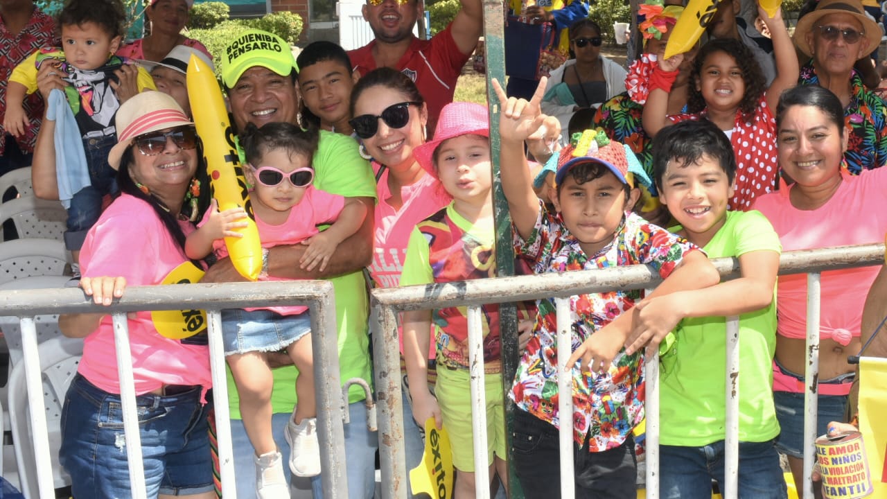Público disfrutando del desfile.