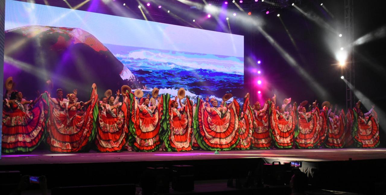 La gran puesta en escena contó con más de 200 artistas integrantes de las comparsas Caribe en Carnaval, Son Caribe, Son Calimba, Kebará e integrantes de Casas Distritales de Cultura.