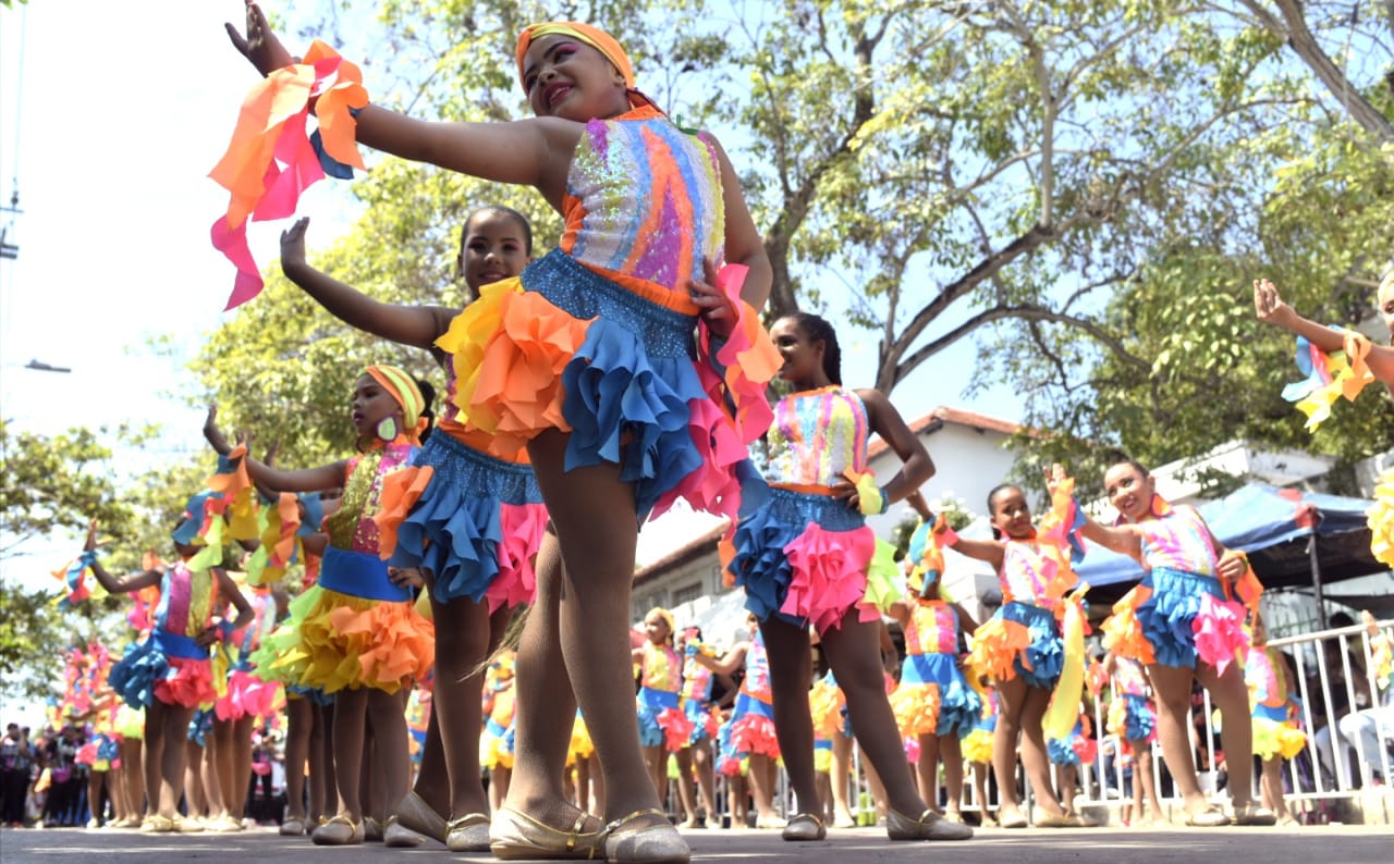 El grupo 'Bailarte' fue de los más aplaudidos en el desfile.