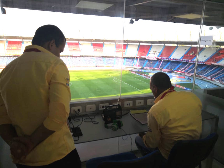 Los medios instalándose en las nuevas cabinas.