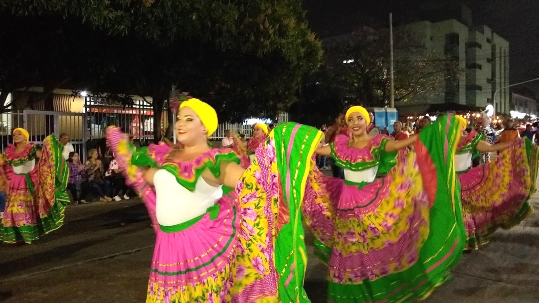 Alegría y colorido en el evento.