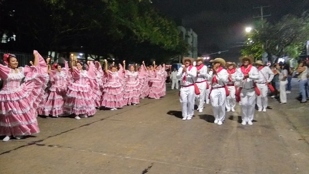 Cumbiamberos en plena presentación.