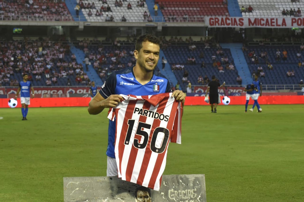 Luciendo la camiseta con el número 150 en alusión a los partidos jugados con los 'tiburones'.