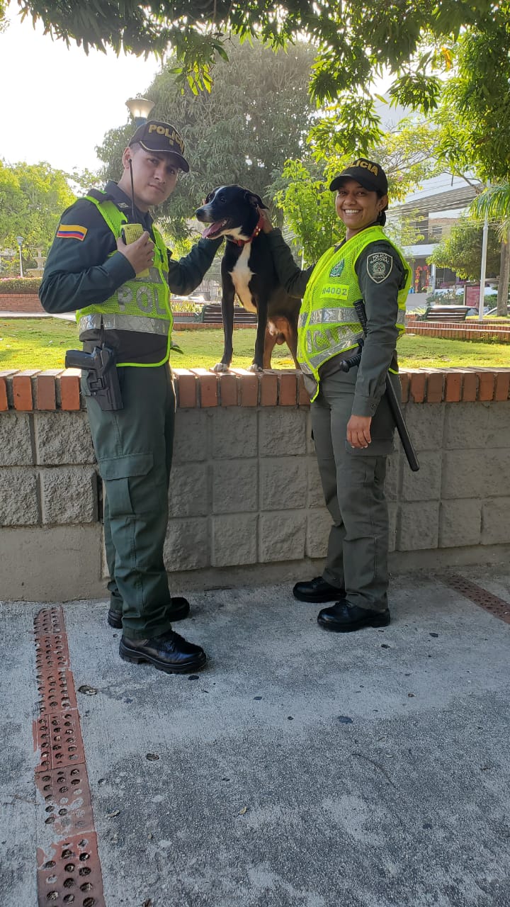 Agentes de la Policía junto a canino hallado.