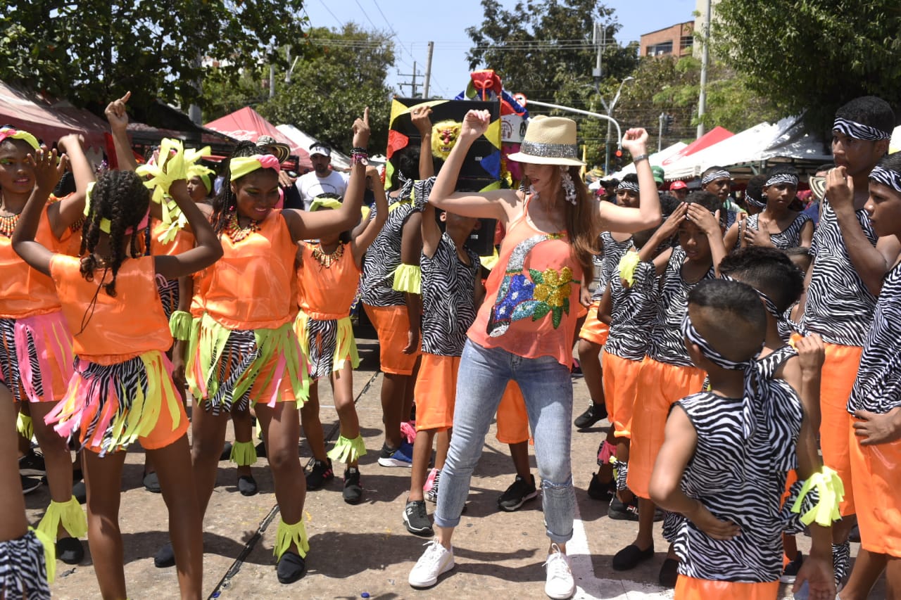 La primera Dama, Silvana Puello, junto a los niños e la comparsa.
