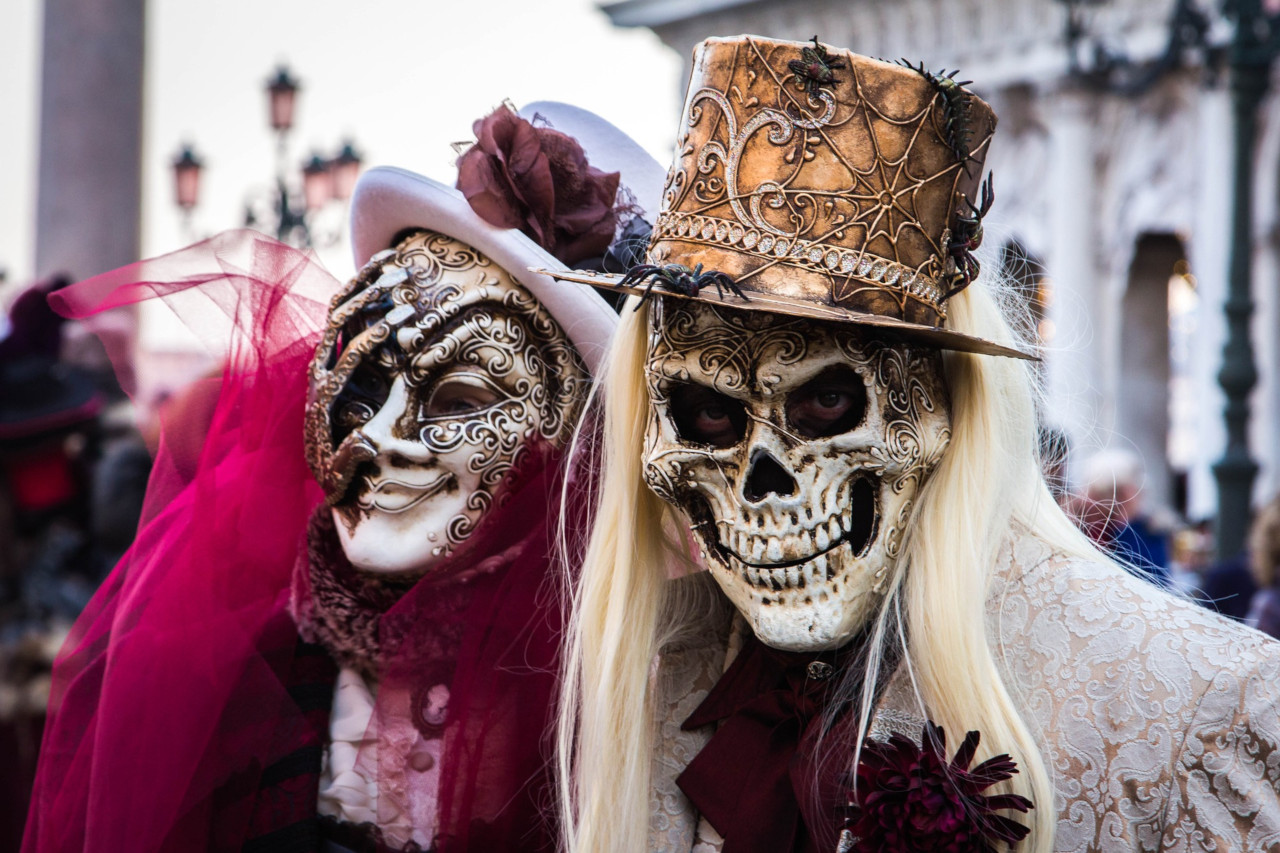 Participante del Carnaval de Venecia (Italia) con máscara.