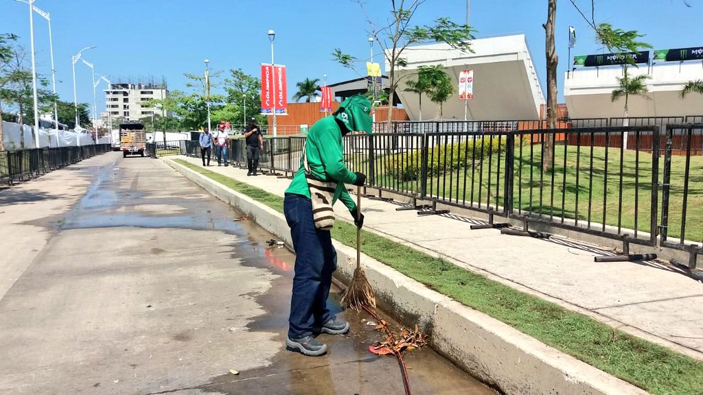 Operación limpieza en los alrededores del Romelio Martínez.